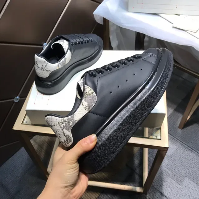 Alexander McQueen Oversized Sneaker Noir Blanc Semelle Plataforma Sangle Élastique Lacets Lifestyle Sneakers 5