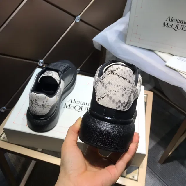 Alexander McQueen Oversized Sneaker Noir Blanc Semelle Plataforma Sangle Élastique Lacets Lifestyle Sneakers 6