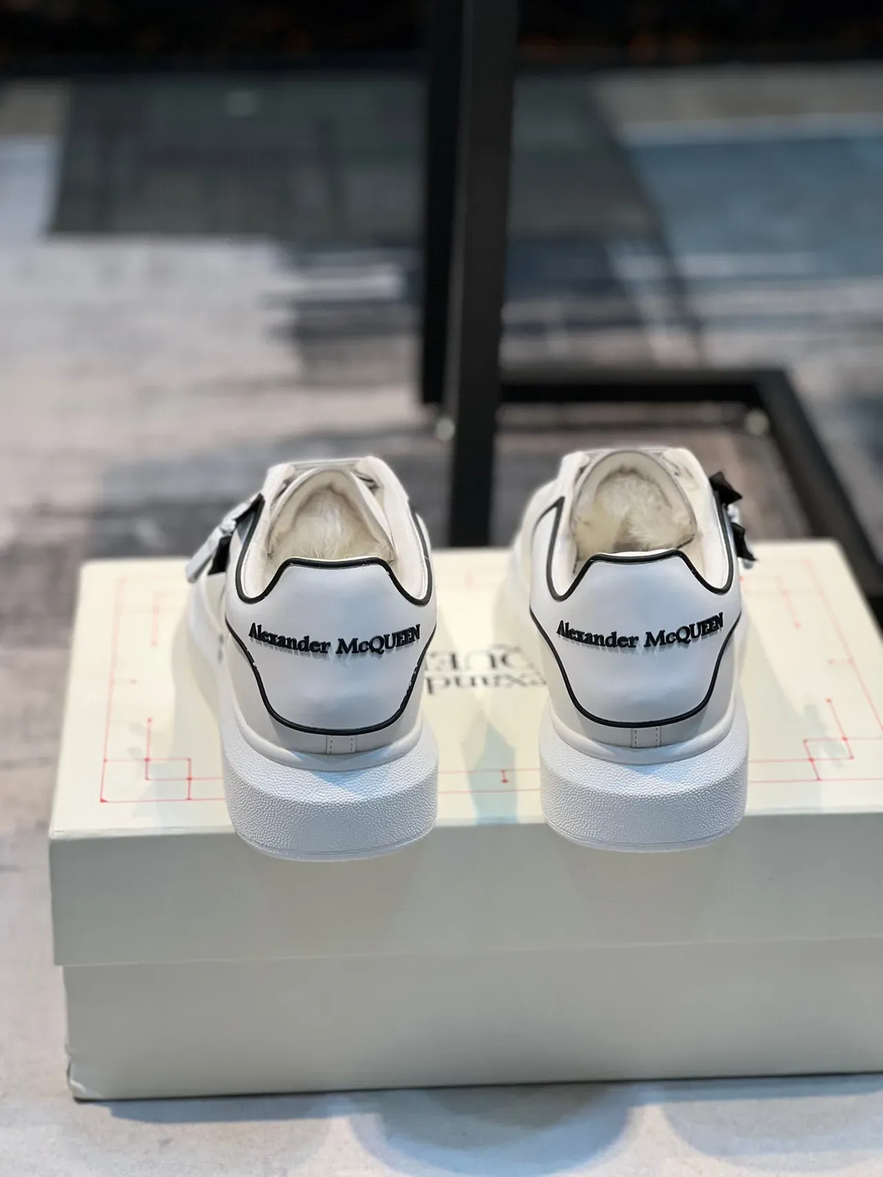 Alexander McQueen Tênis Oversized Branco e Preto Sola Plataforma Couro Superior Lifestyle Sneakers 2