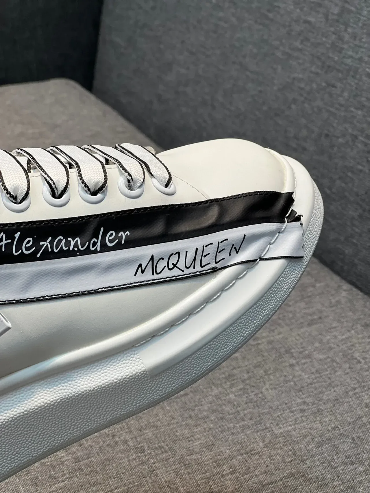 Alexander McQueen Tênis Oversized Branco e Preto Sola Plataforma Couro Superior Lifestyle Sneakers 3