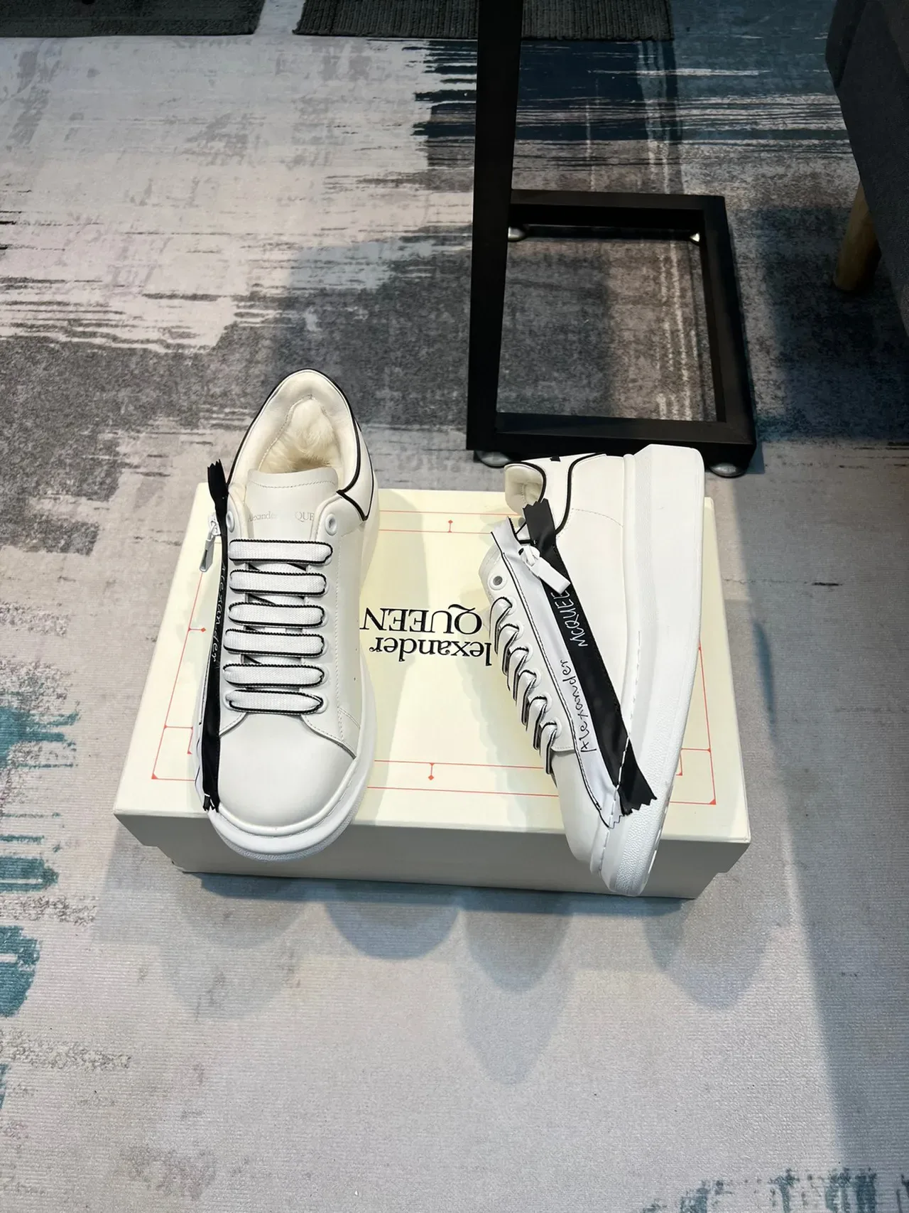 Alexander McQueen Tênis Oversized Branco e Preto Sola Plataforma Couro Superior Lifestyle Sneakers 4