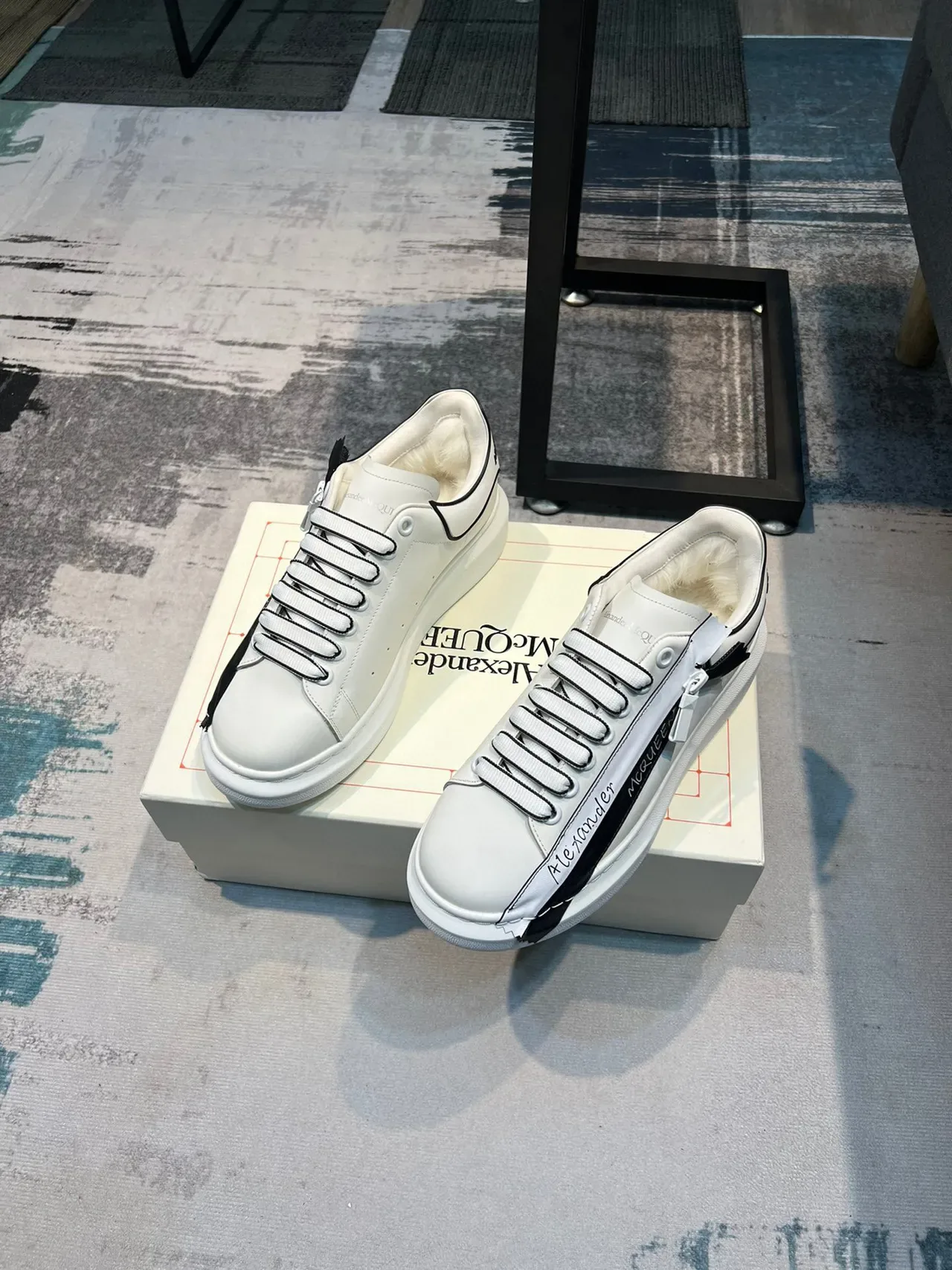 Alexander McQueen Tênis Oversized Branco e Preto Sola Plataforma Couro Superior Lifestyle Sneakers 5
