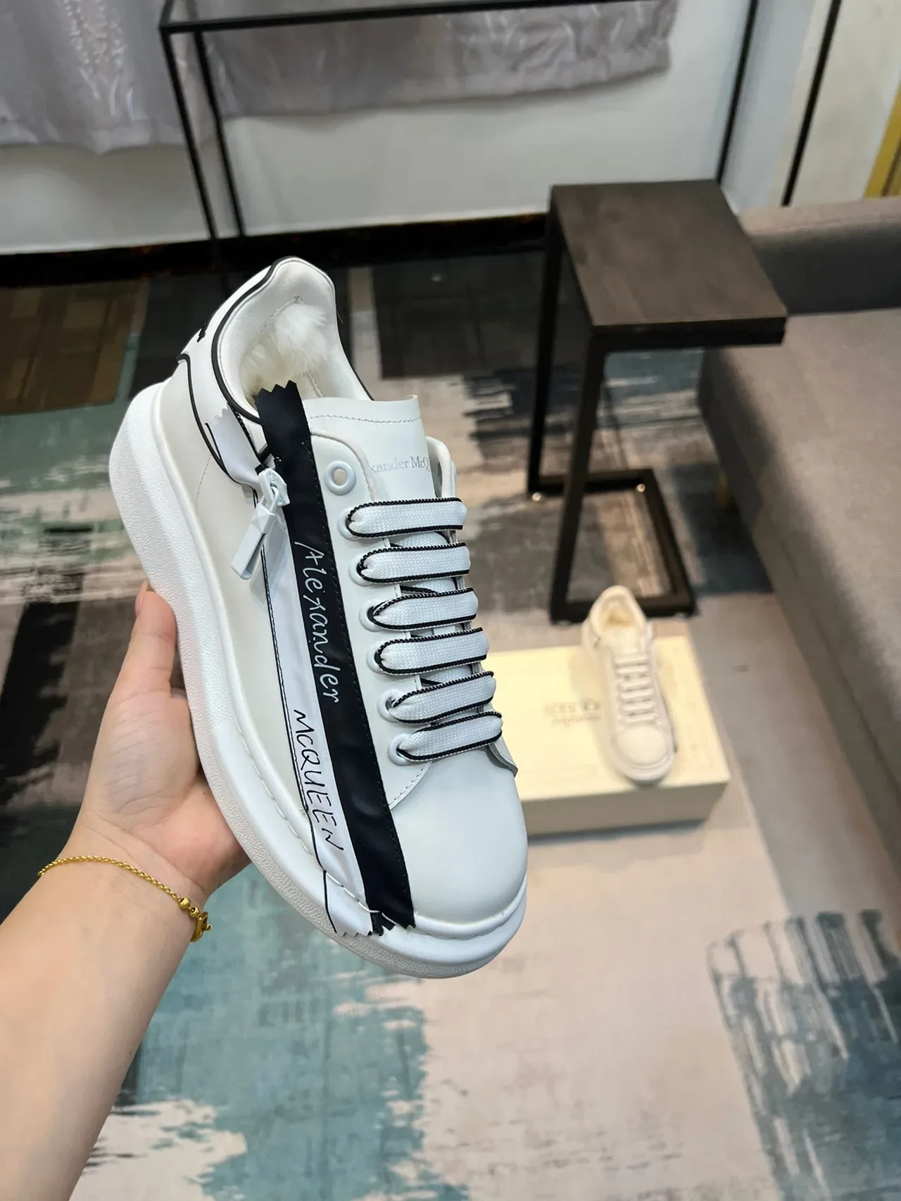 Alexander McQueen Tênis Oversized Branco e Preto Sola Plataforma Couro Superior Lifestyle Sneakers 6