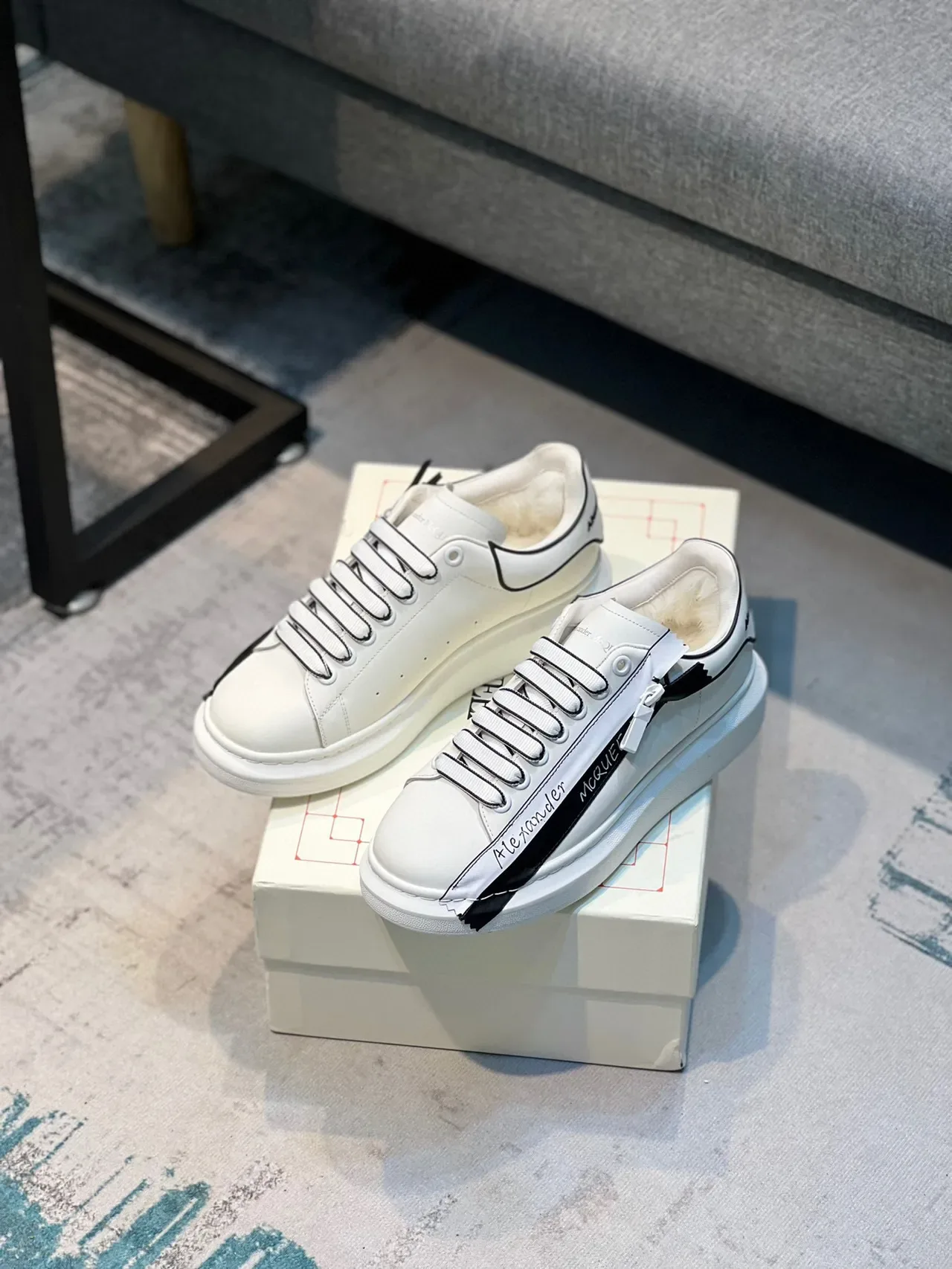Alexander McQueen Tênis Oversized Branco e Preto Sola Plataforma Couro Superior Lifestyle Sneakers 7