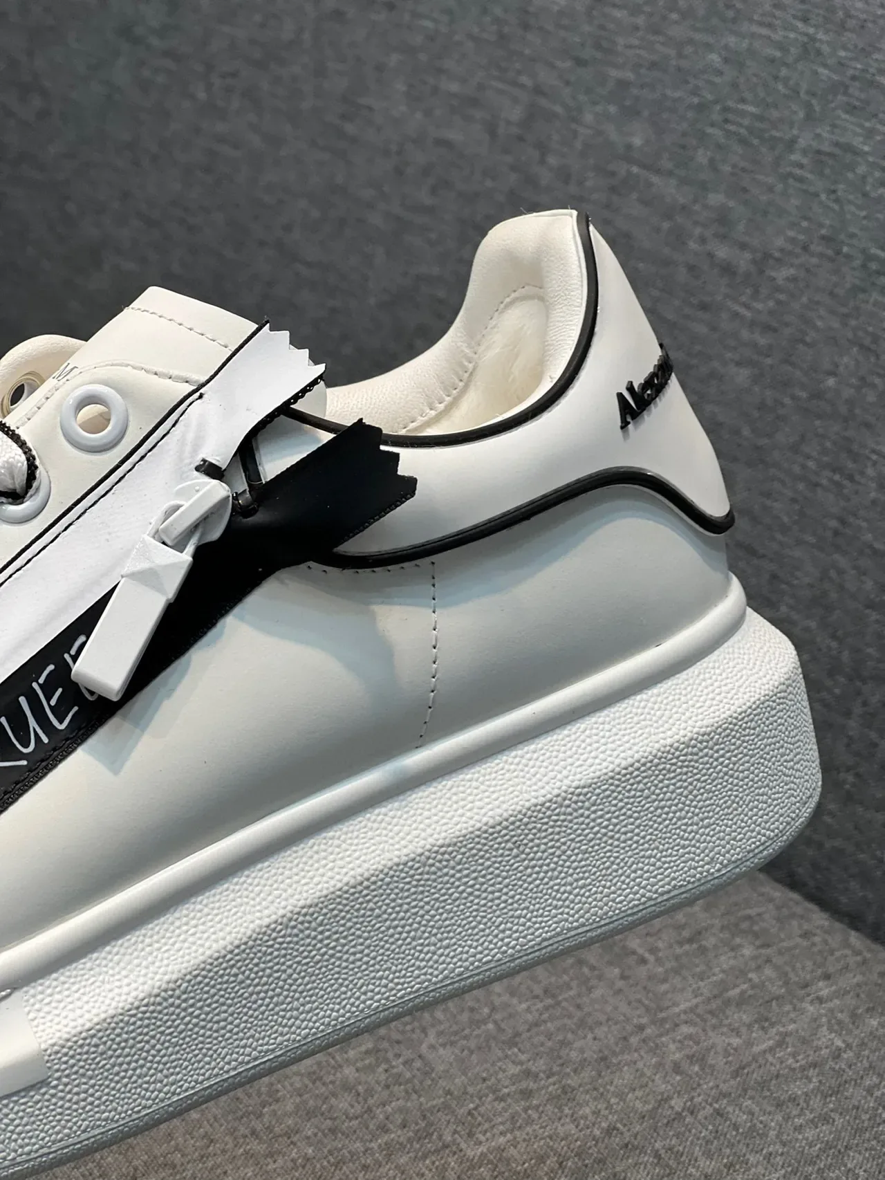 Alexander McQueen Tênis Oversized Branco e Preto Sola Plataforma Couro Superior Lifestyle Sneakers 8