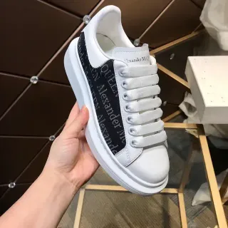 Alexander McQueen ओवरसाइज्ड स्नीकर व्हाइट ब्लैक प्लेटफॉर्म सोल टेक्स्ट-प्रिंट साइड पैनल चंकी स्नीकर