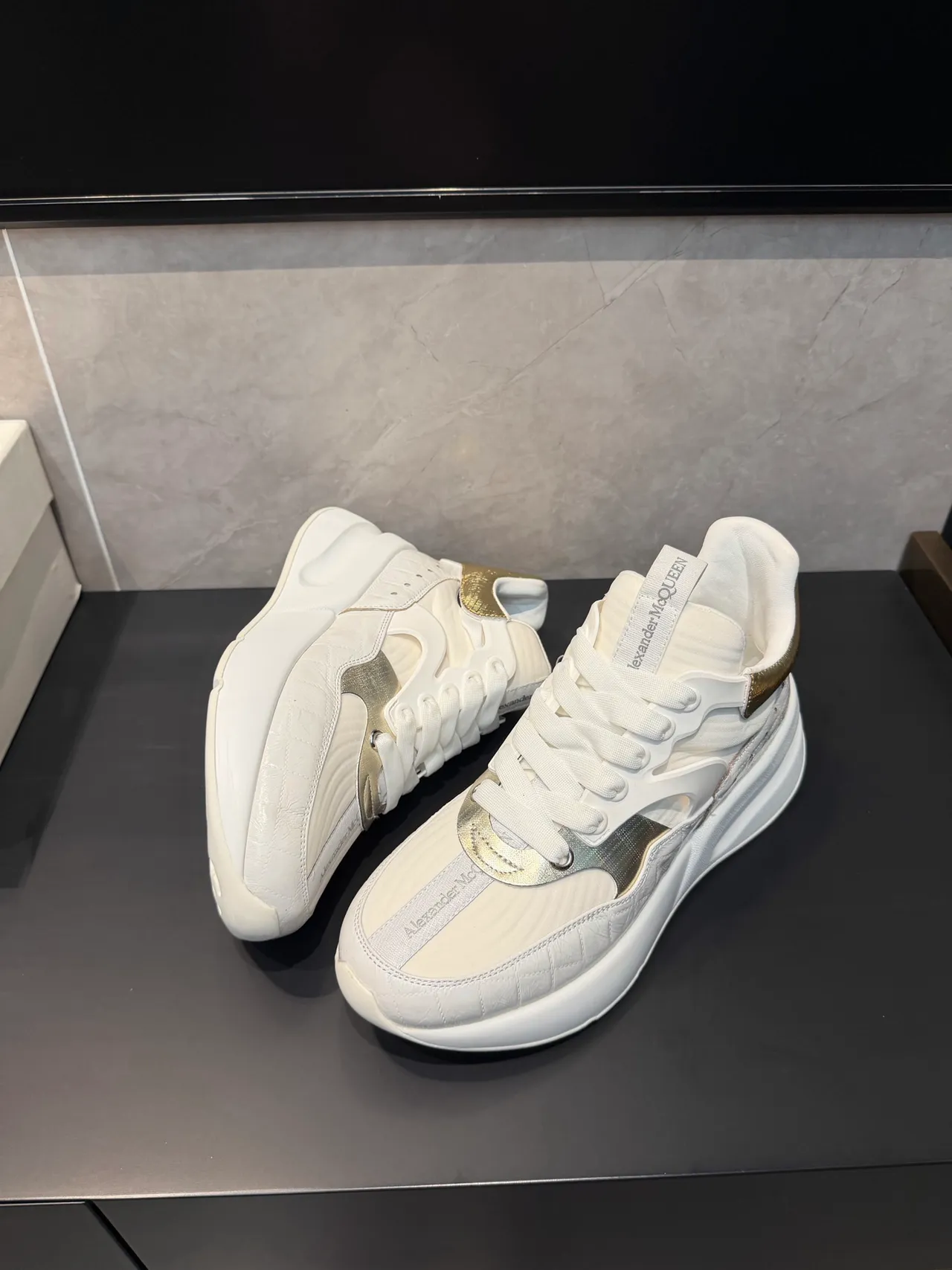 Alexander McQueen ओवरसाइज्ड स्नीकर सफेद गोल्ड चंकी स्नीकर 4