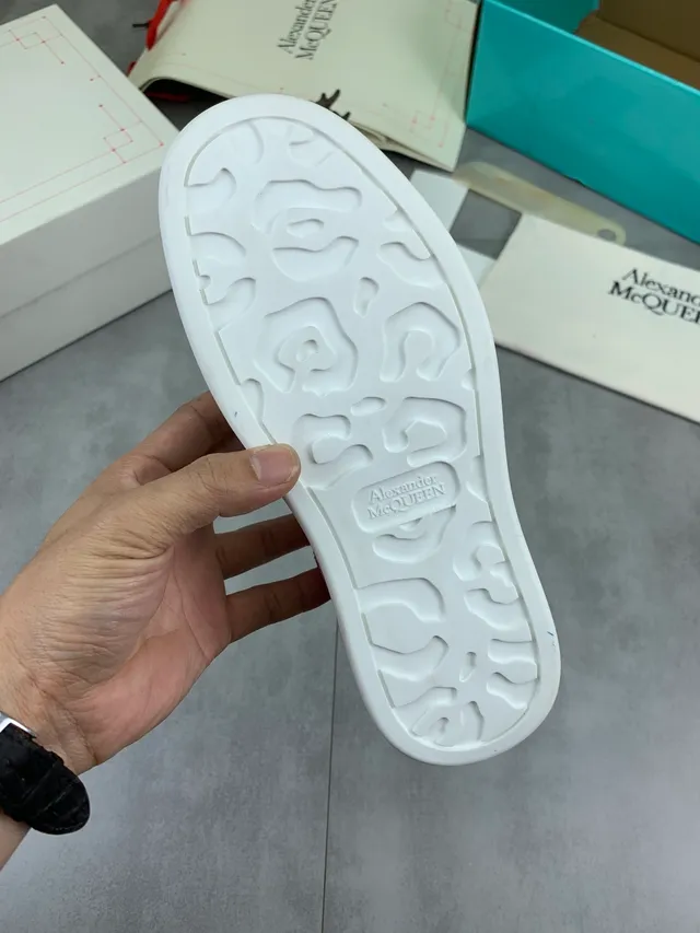 Alexander McQueen Sneakers Oversized Blanc et Rose Silhouette Glitter Heel Tab Lifestyle Sneakers 3