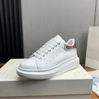 Alexander McQueen 超大运动鞋 白色红色平台鞋底 光滑皮革鞋面 生活方式运动鞋