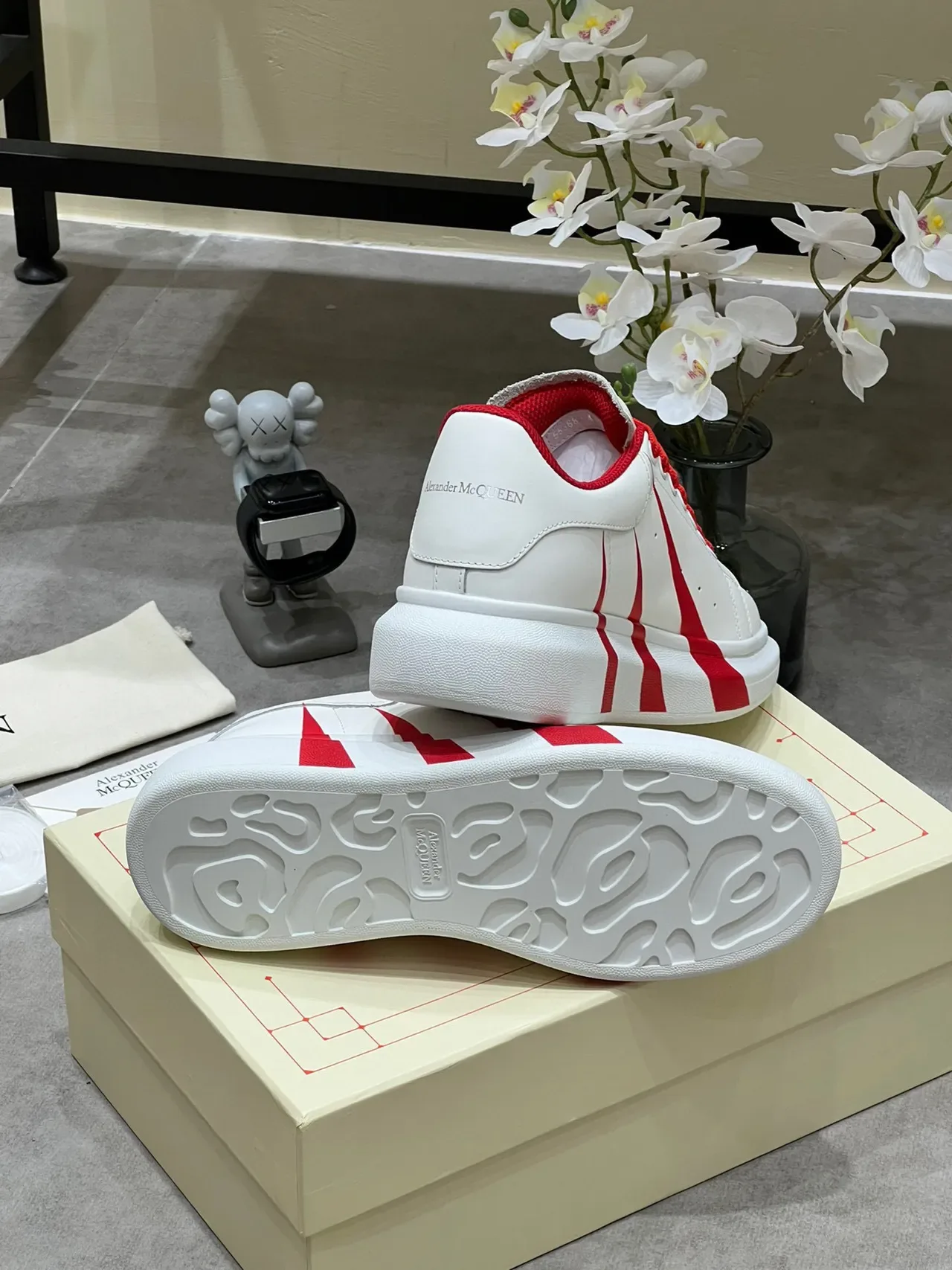 Alexander McQueen Tênis Lifestyle com Sola de Plataforma e Listras Diagonais Brancas e Vermelhas 2