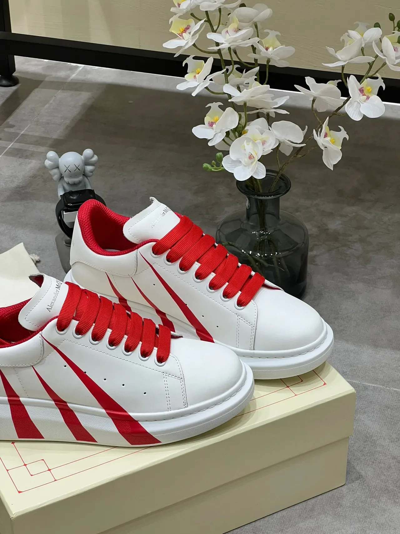 Alexander McQueen Tênis Lifestyle com Sola de Plataforma e Listras Diagonais Brancas e Vermelhas 3