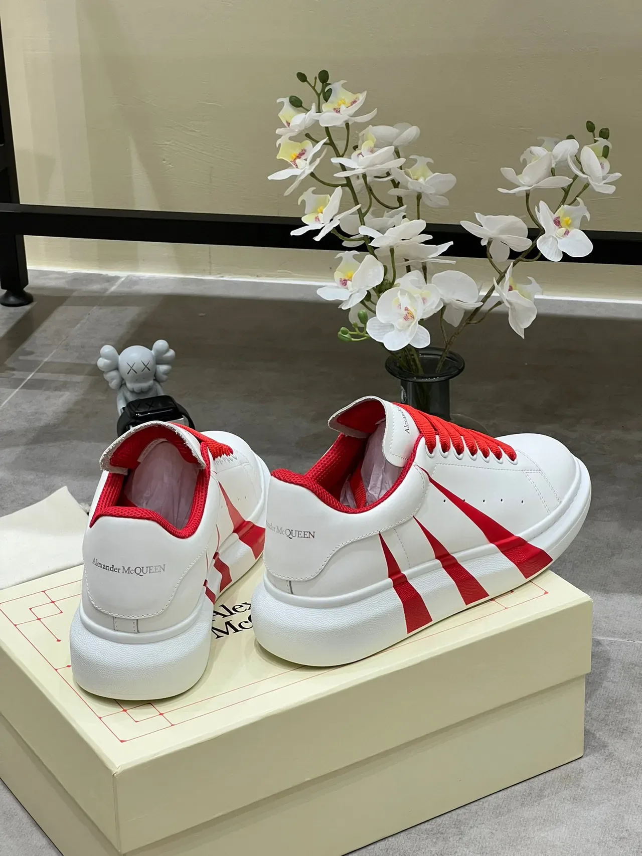 Alexander McQueen Tênis Lifestyle com Sola de Plataforma e Listras Diagonais Brancas e Vermelhas 4