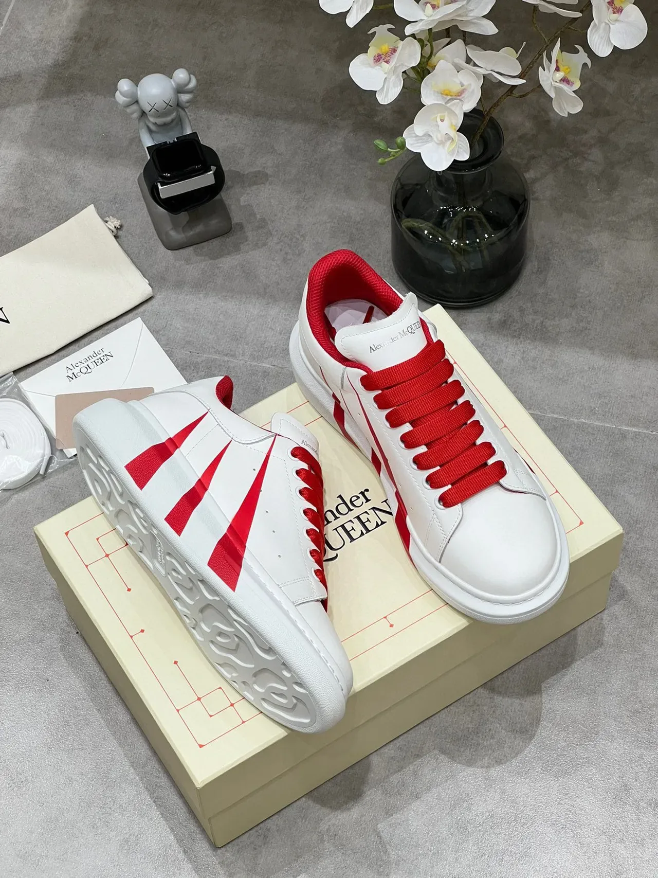 Alexander McQueen Tênis Lifestyle com Sola de Plataforma e Listras Diagonais Brancas e Vermelhas 5