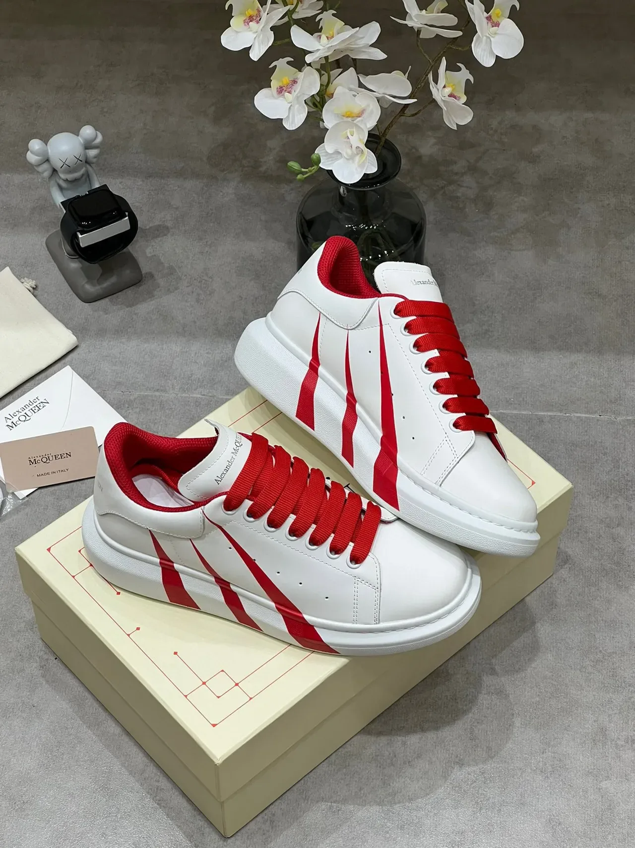 Alexander McQueen Tênis Lifestyle com Sola de Plataforma e Listras Diagonais Brancas e Vermelhas 6