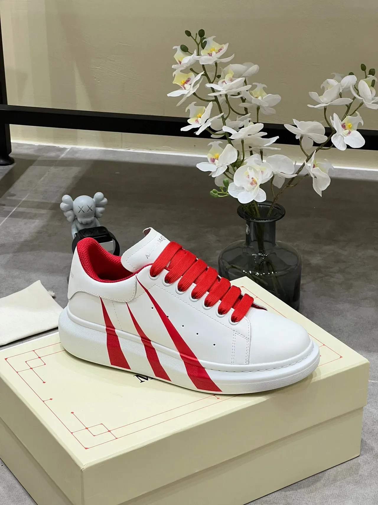 Alexander McQueen Tênis Lifestyle com Sola de Plataforma e Listras Diagonais Brancas e Vermelhas 7