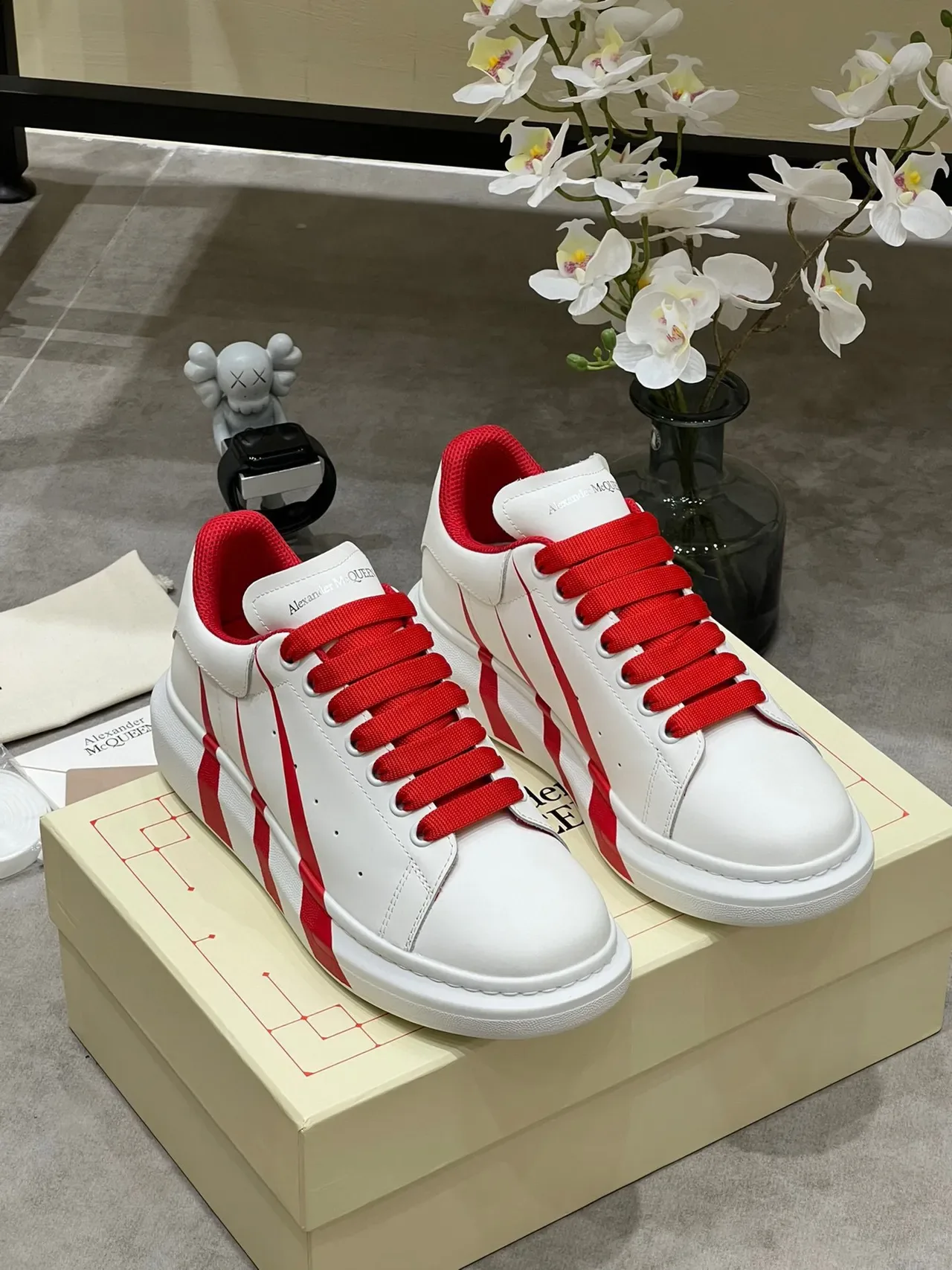 Alexander McQueen Tênis Lifestyle com Sola de Plataforma e Listras Diagonais Brancas e Vermelhas 8