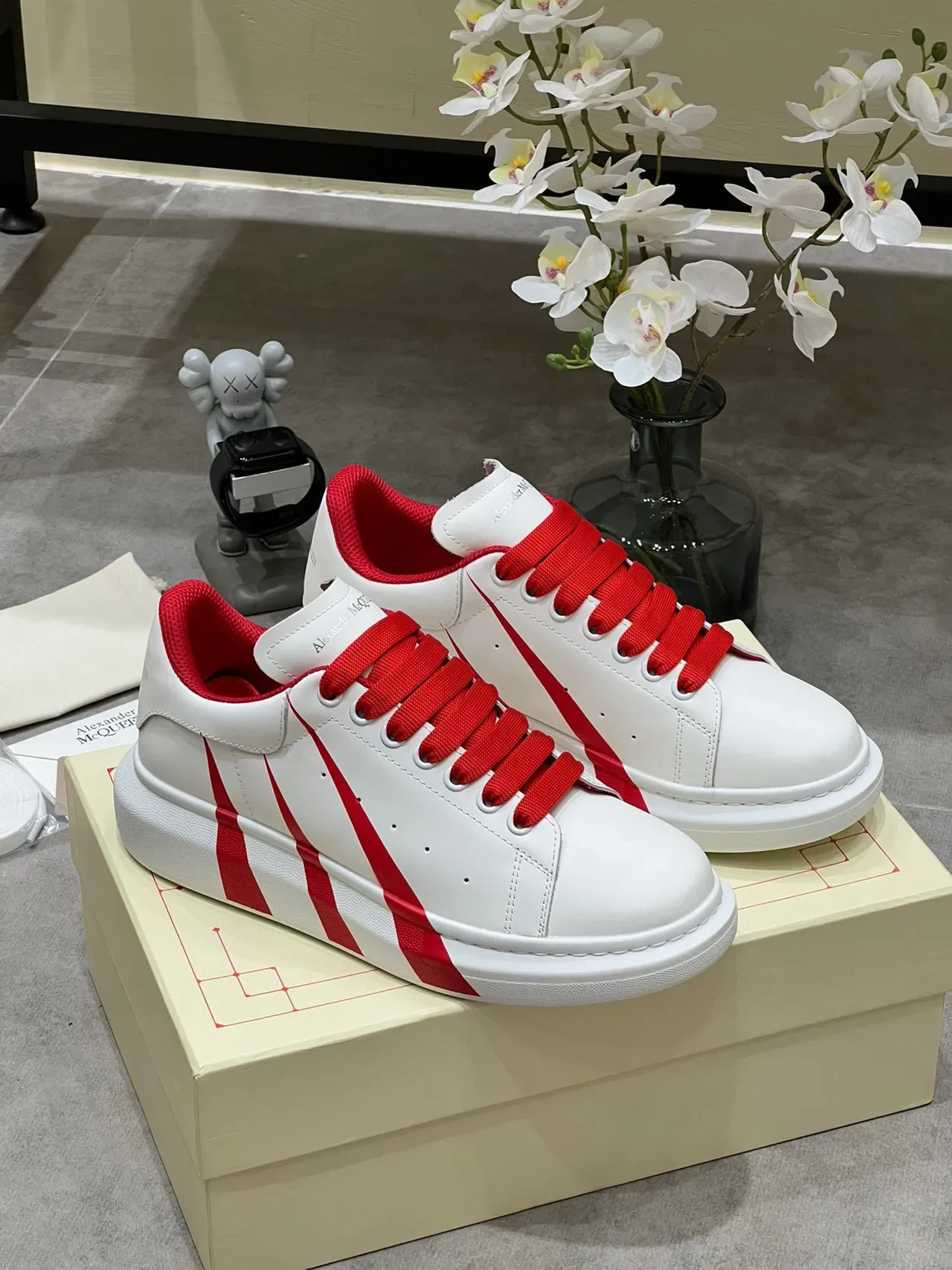 Alexander McQueen Tênis Lifestyle com Sola de Plataforma e Listras Diagonais Brancas e Vermelhas 9