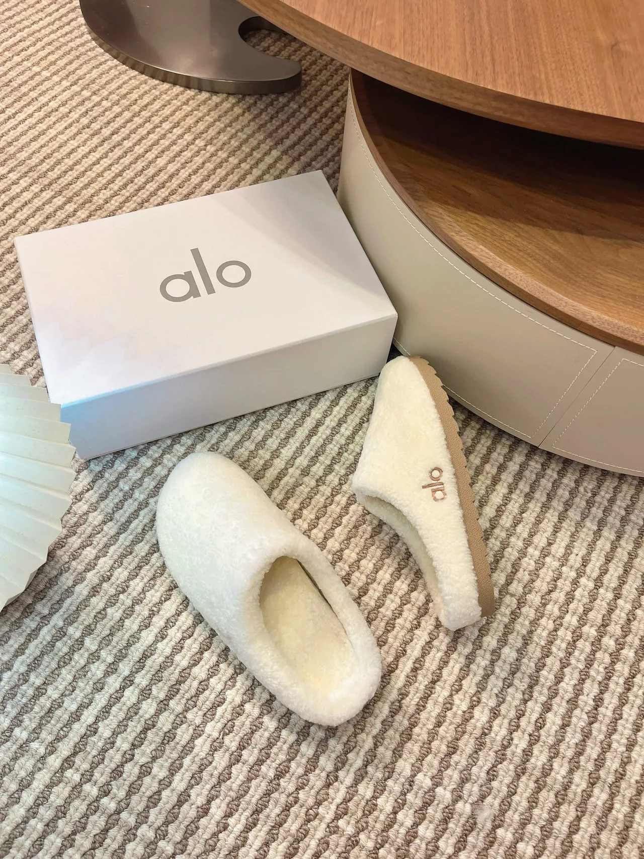 Pantufas abertas atrás Alo bege em pelúcia tipo shearling 2