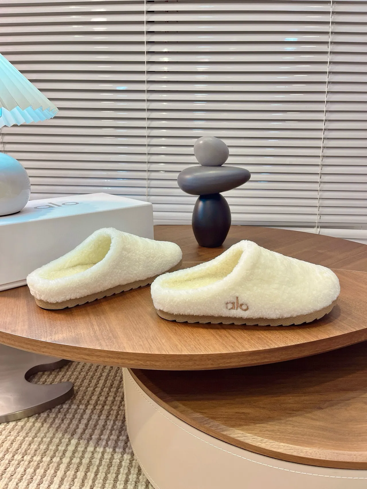Pantufas abertas atrás Alo bege em pelúcia tipo shearling 3