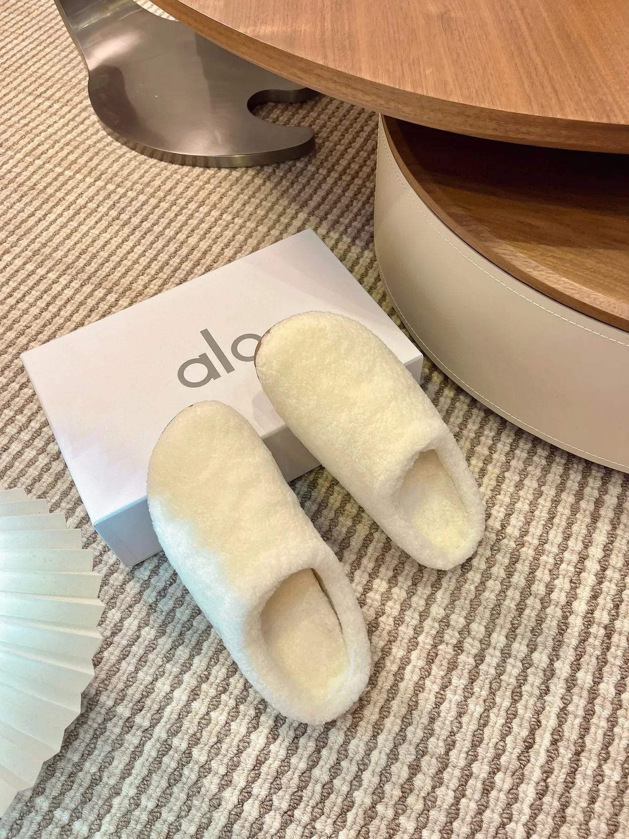 Pantufas abertas atrás Alo bege em pelúcia tipo shearling 4
