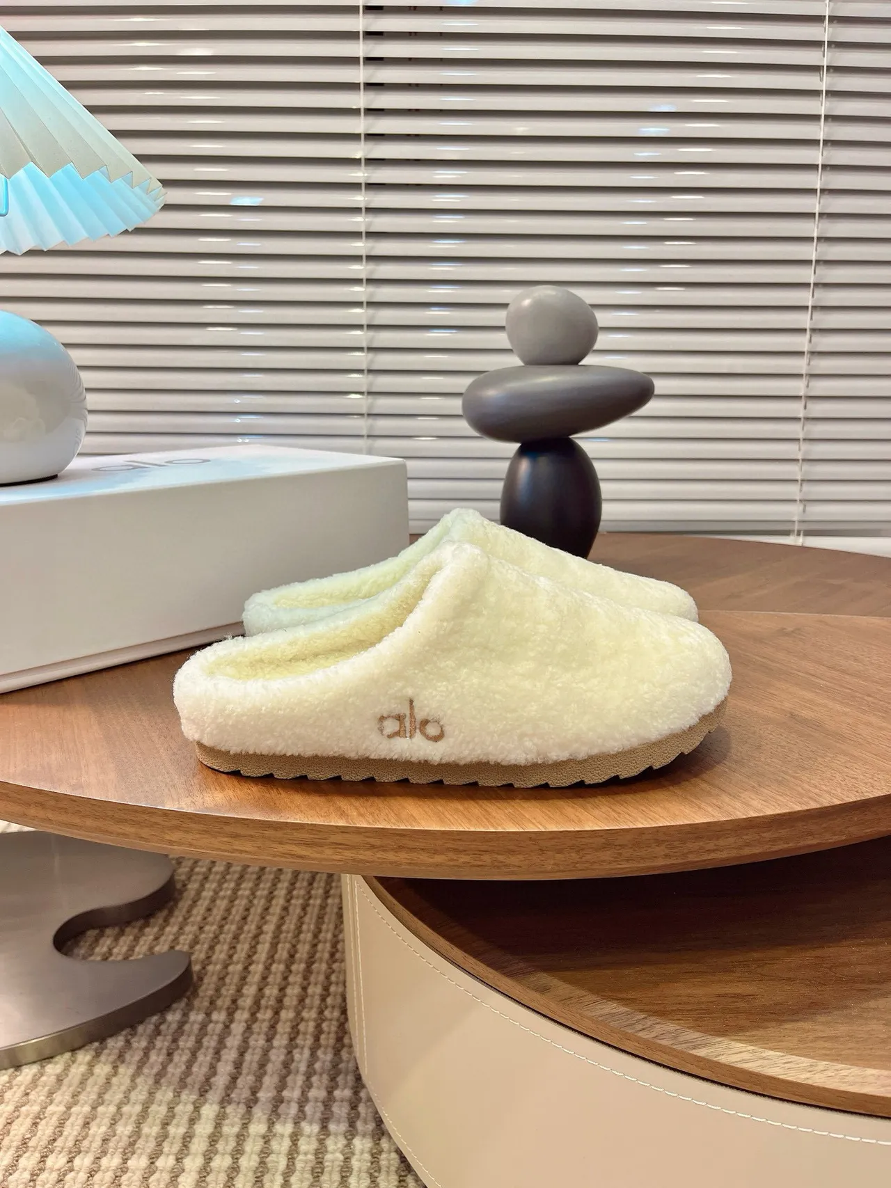 Pantufas abertas atrás Alo bege em pelúcia tipo shearling 7