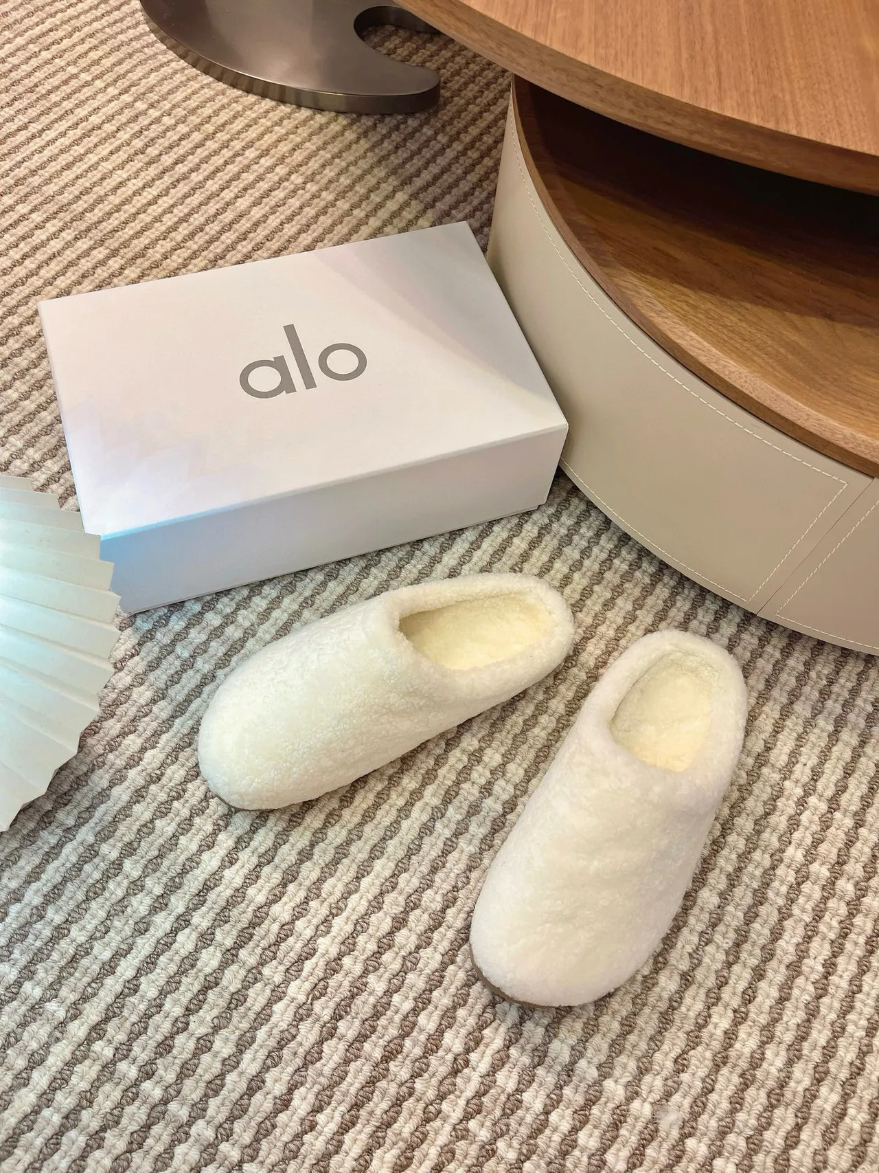 Pantufas abertas atrás Alo bege em pelúcia tipo shearling 8