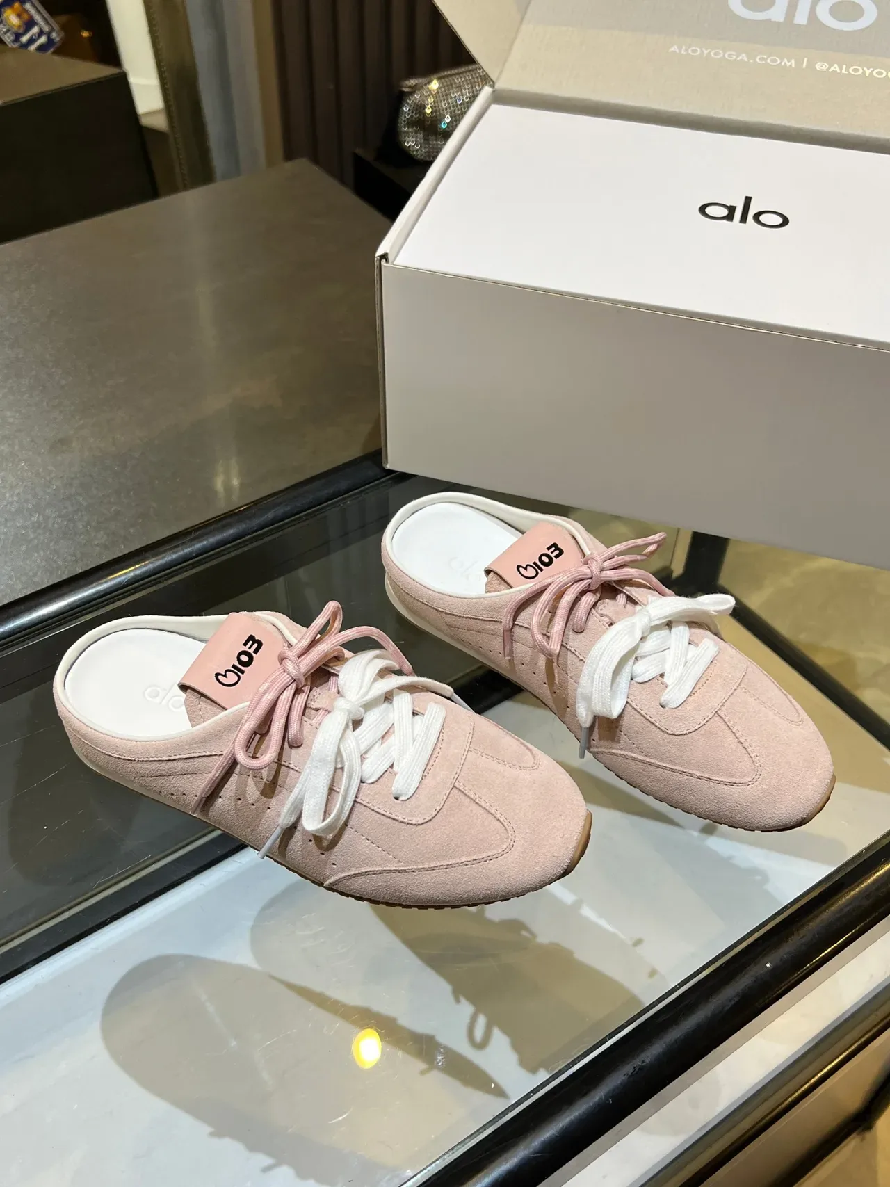 Alo Sneakers daim rose blanc à lacets double ton 2