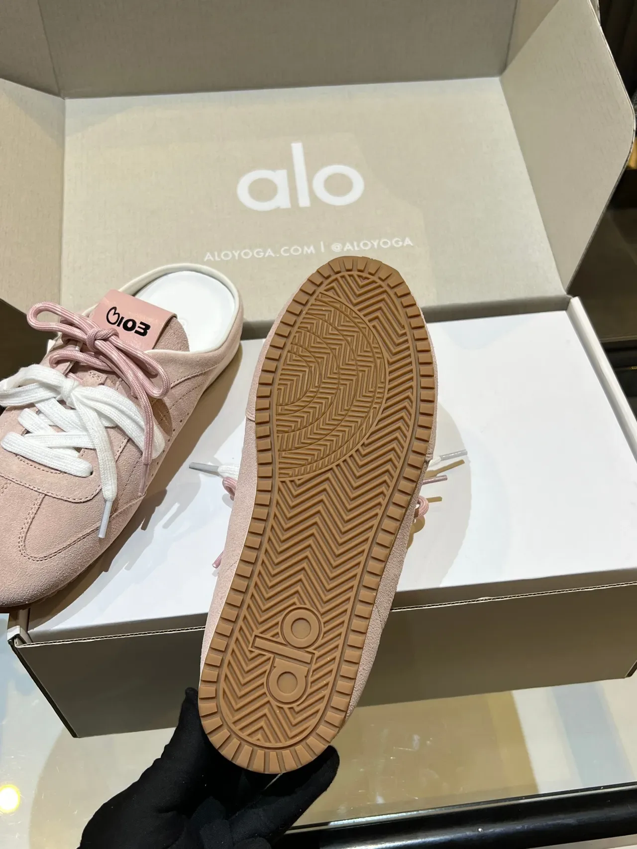 Alo Sneakers daim rose blanc à lacets double ton 3