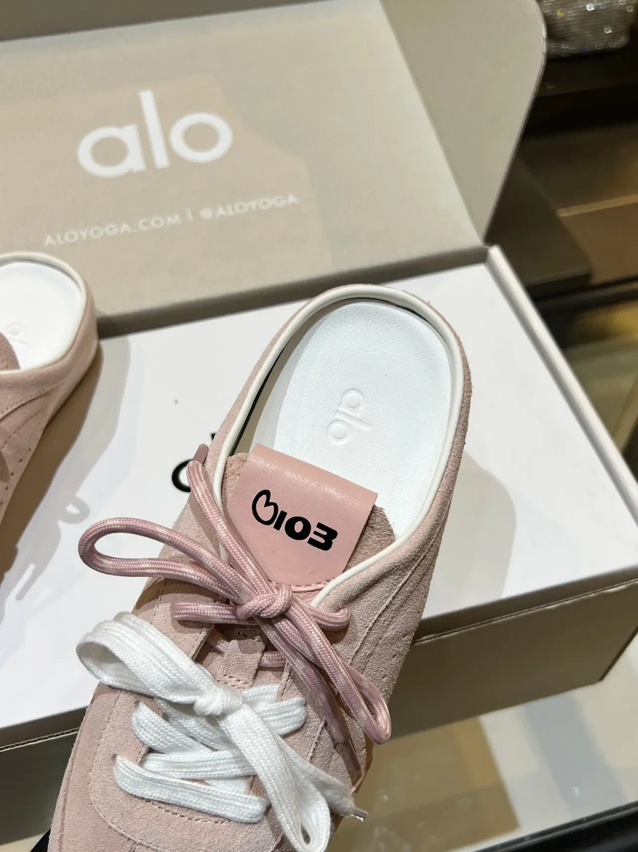 Alo Sneakers daim rose blanc à lacets double ton 4