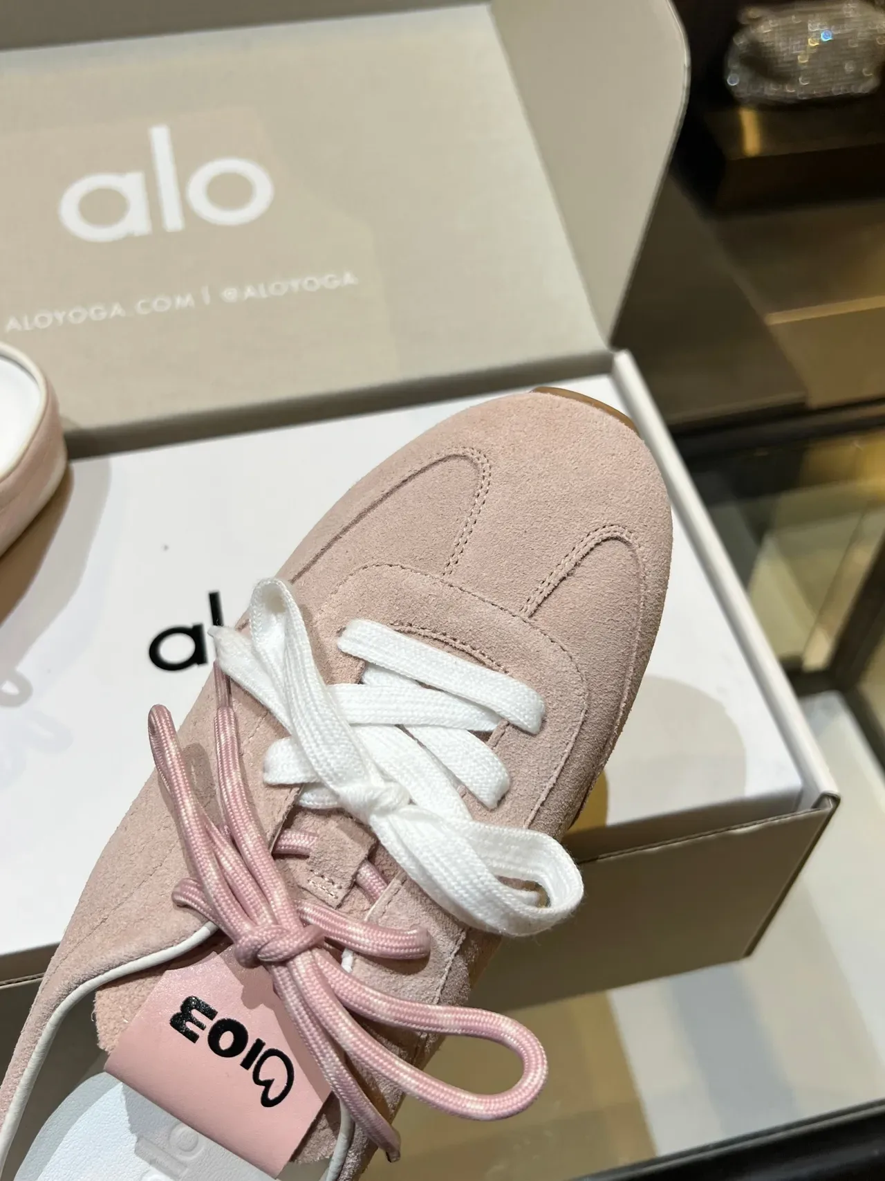 Alo Sneakers daim rose blanc à lacets double ton 5