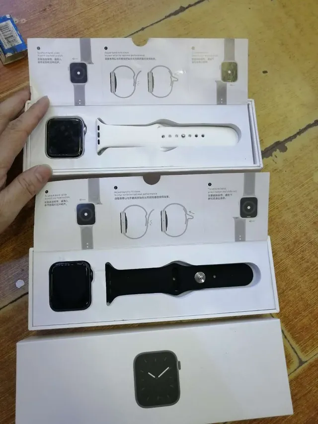 Apple Watch Gray Black Rectangular Display Digital Crown Control Sports Watch 6