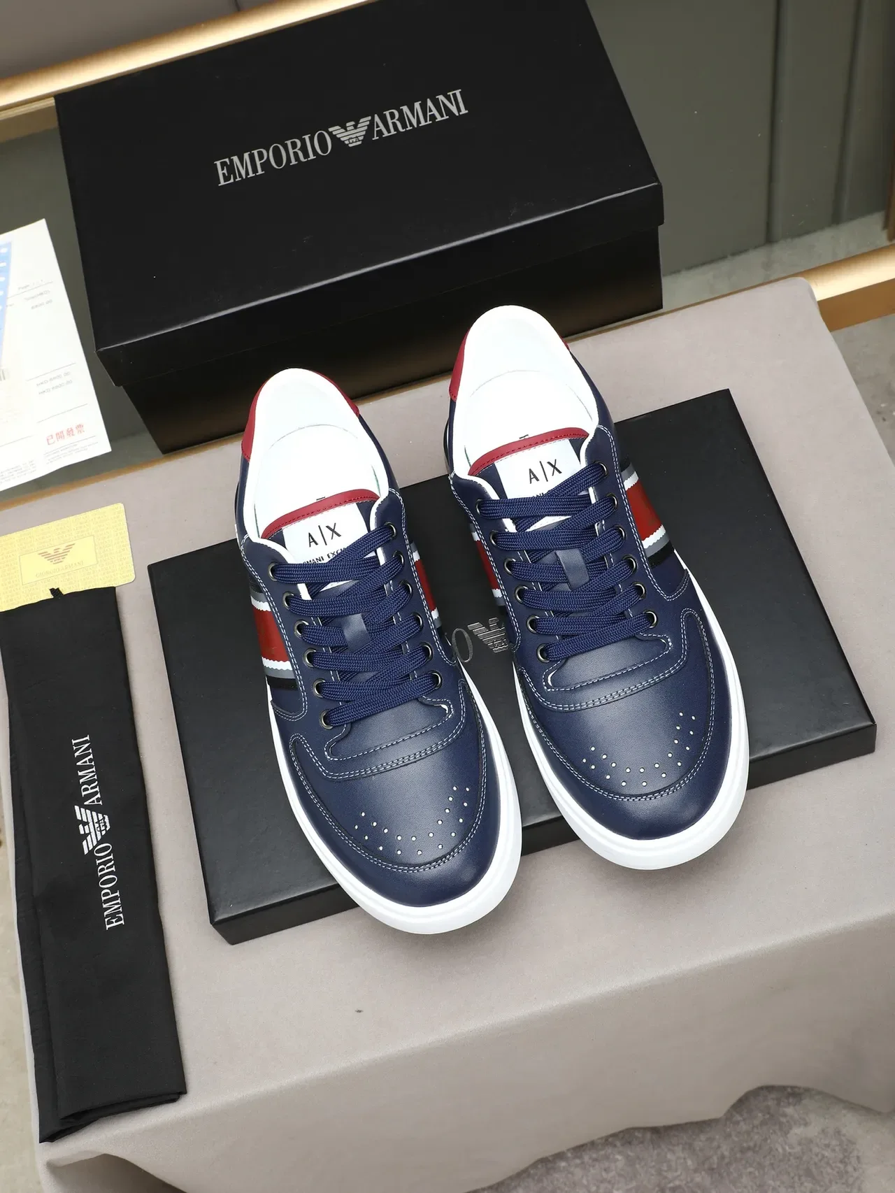 Armani Exchange Sneakers Navy et Rouge avec Rayures Latérales en Cuir 2