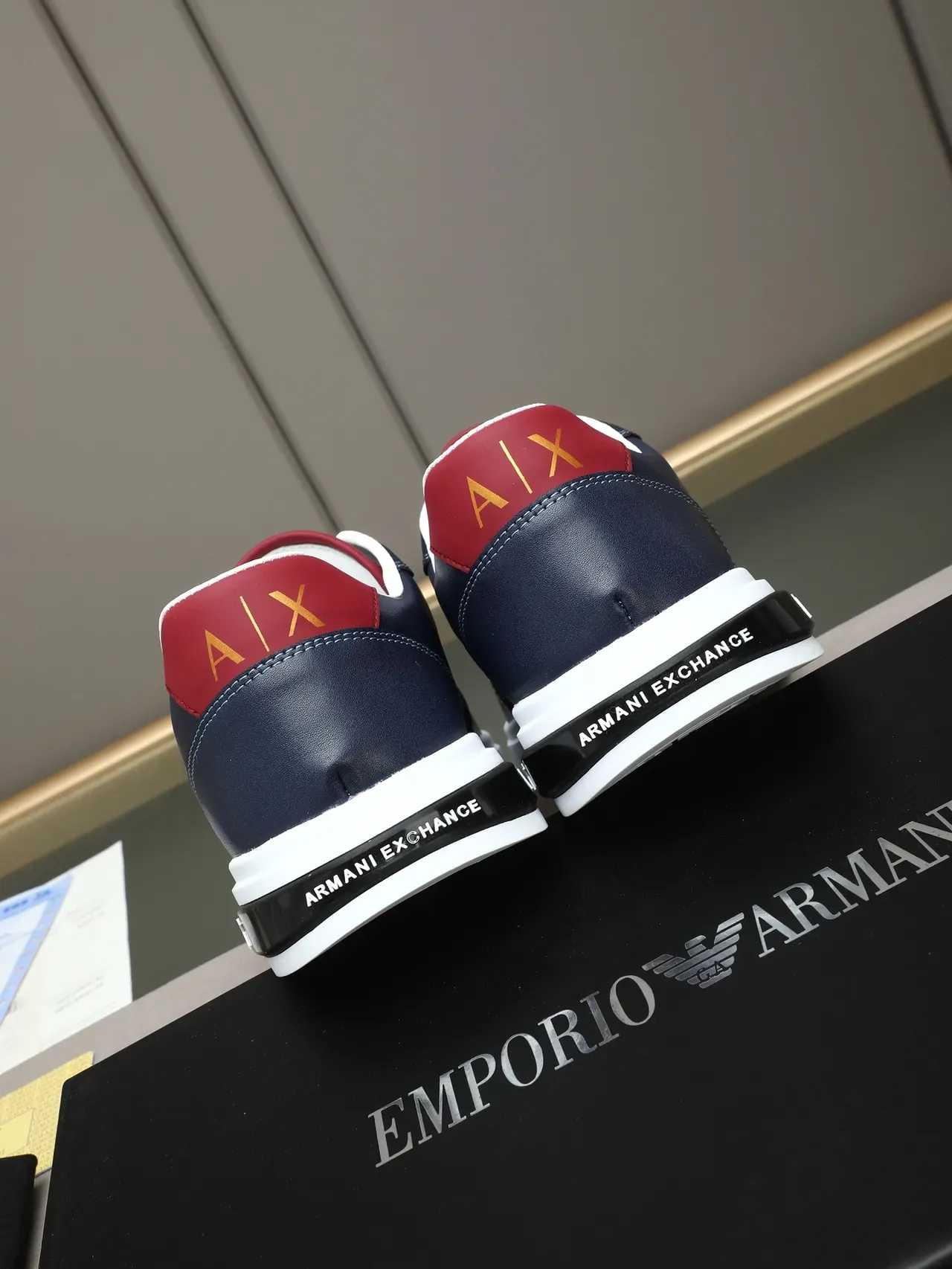 Armani Exchange Sneakers Navy et Rouge avec Rayures Latérales en Cuir 3