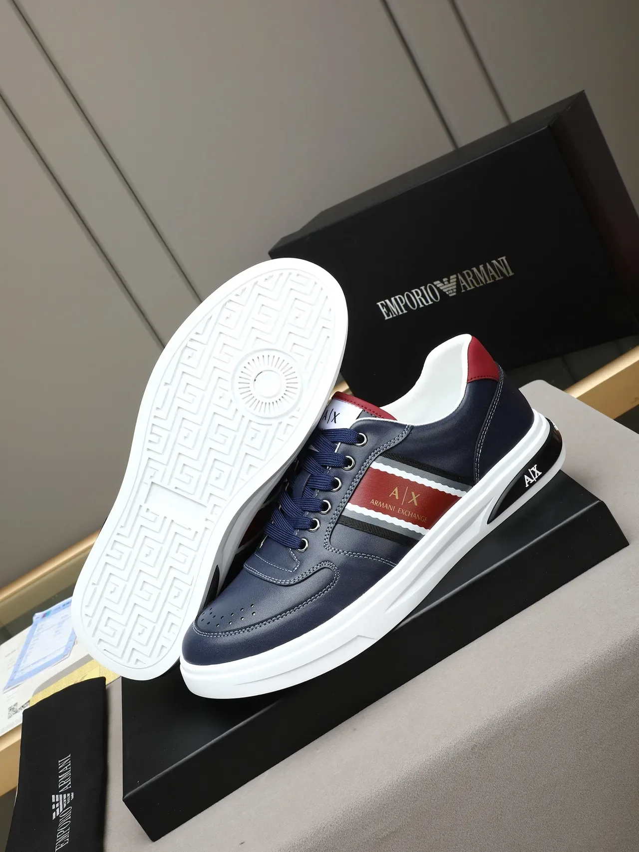 Armani Exchange Sneakers Navy et Rouge avec Rayures Latérales en Cuir 4