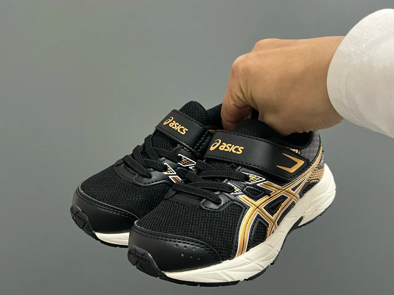 ASICS Black Gold Tênis de corrida de baixo topo com malha e sintético 11