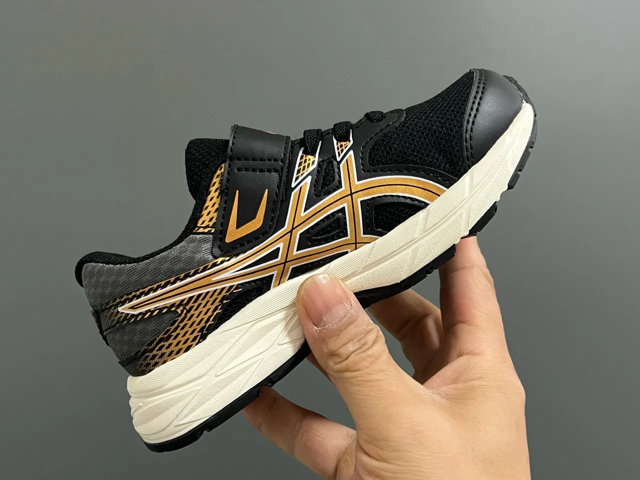 ASICS Black Gold Tênis de corrida de baixo topo com malha e sintético 16