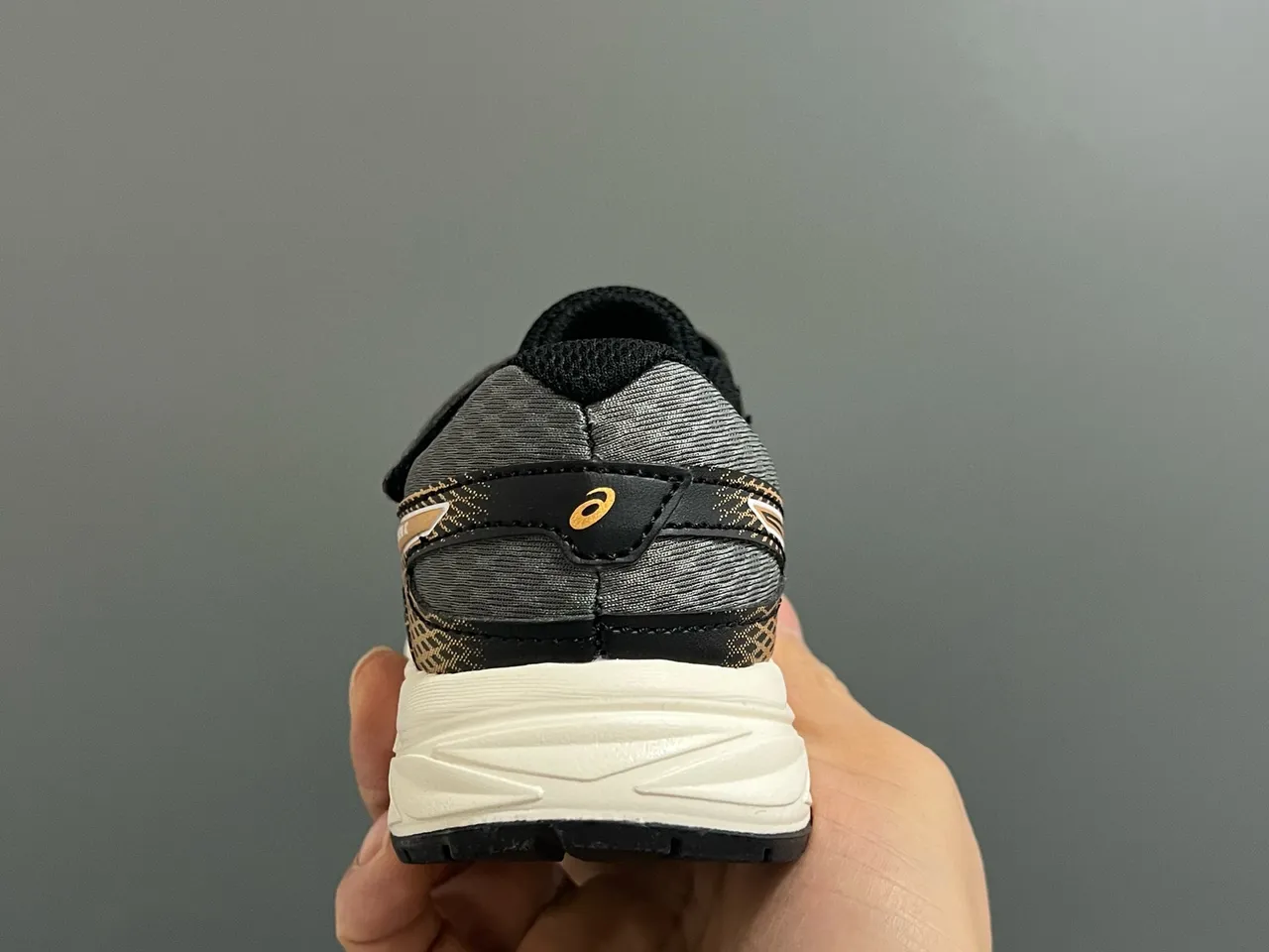 ASICS Black Gold Tênis de corrida de baixo topo com malha e sintético 17