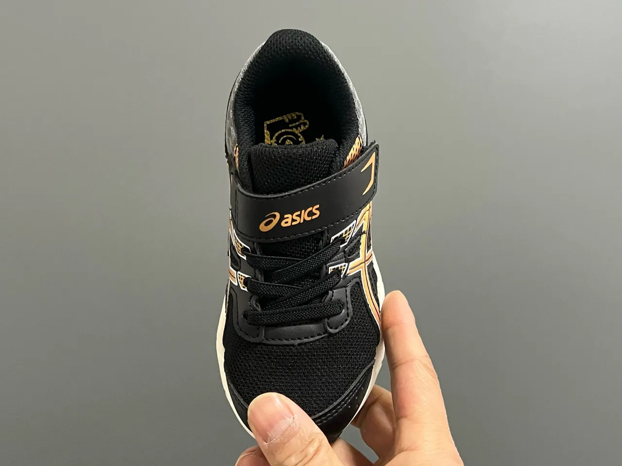 ASICS Black Gold Tênis de corrida de baixo topo com malha e sintético 18
