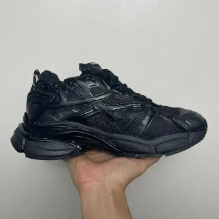 ASICS 黑色中底厚底运动鞋