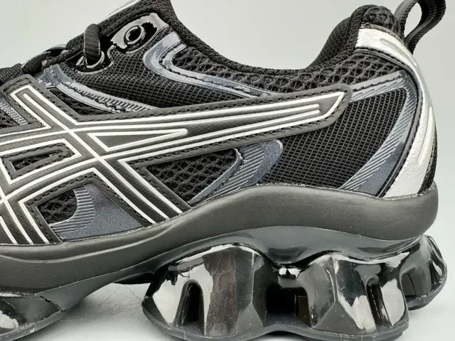 ASICS काला चांदी चंकी स्कल्प्टेड मिडसोल मेश एंड सिंथेटिक ओवरले अपर स्नीकर 2