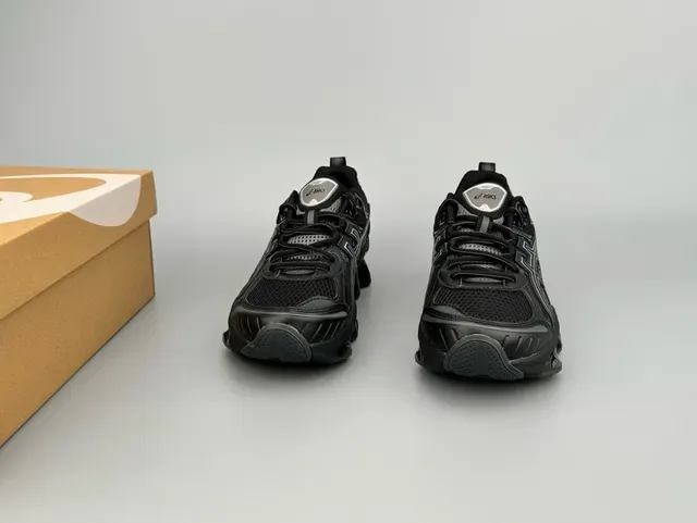ASICS काला चांदी चंकी स्कल्प्टेड मिडसोल मेश एंड सिंथेटिक ओवरले अपर स्नीकर 4