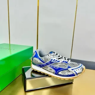 ASICS 蓝白网布与合成材料叠加构造虎纹图案品牌生活方式运动鞋