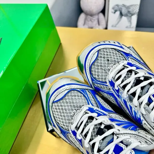 ASICS Zapatillas lifestyle azul blanco con malla y material sintético con superposición y branding de rayas de tigre 2