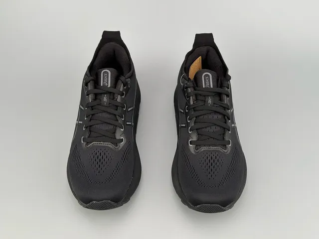 ASICS Gel-Kayano 黑色跑鞋 8
