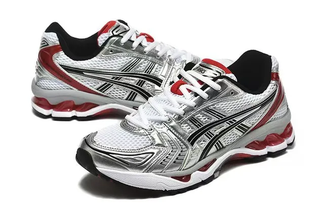 ASICS Gel-Kayano 银色和红色跑鞋 3