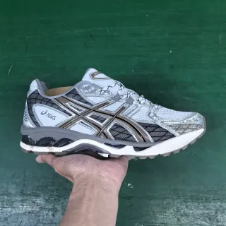 ASICS Gel-Kayano أبيض فضي شبكة وصناعي تغطية بناء أحذية الجري