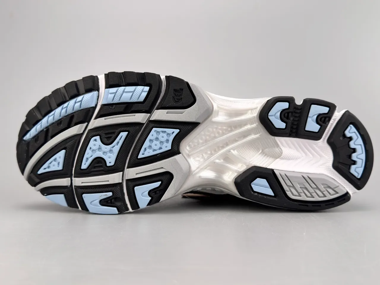 ASICS Argent Noir Maille et Synthétique Supérieur Overlay Rayures Tigre Chaussures de Course 8