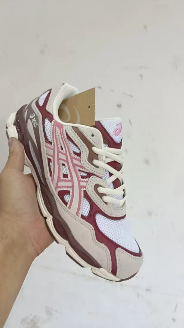 ASICS 白色酒红色 层叠合成覆盖 侧向笼结构 跑鞋 2