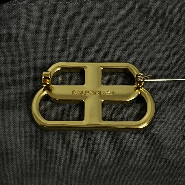 Balenciaga B-Buckle Broche adornado com pérolas tom dourado 2