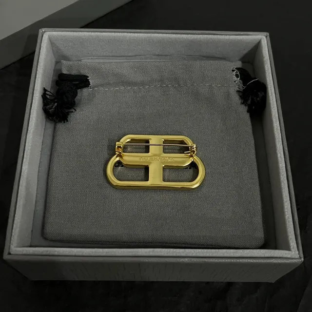 Balenciaga B-Buckle Broche adornado com pérolas tom dourado 3